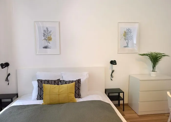 Spacious Basic Home In The City Center