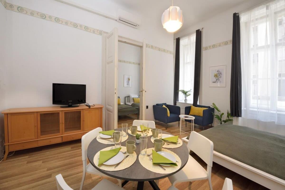 Spacious Basic In The Center Apartment *