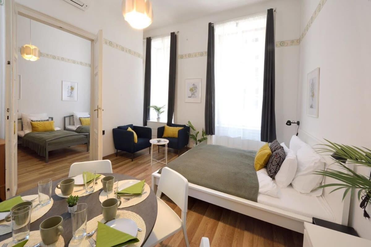 Spacious Basic In The Center Apartment Budapest